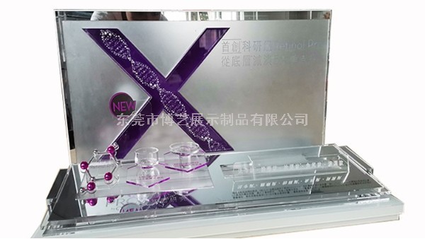 我們在定制亞克力展示架時，應(yīng)該選擇UV印刷還是絲印呢？